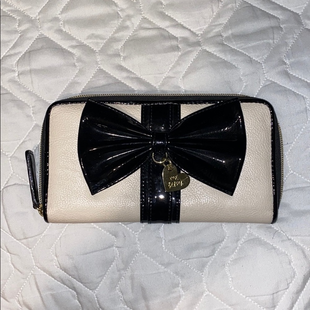 Betsey Johnson wallet ❤️